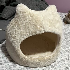 Cat Bed: super cute, never used